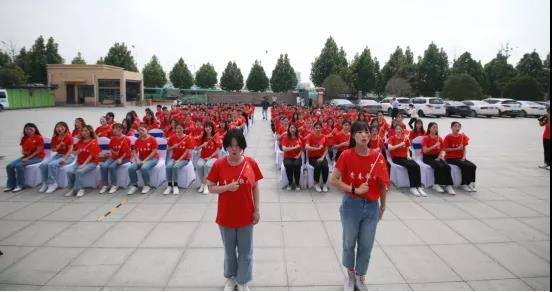做白色的牛奶，創(chuàng)紅色的企業(yè)，花花牛乳業(yè)集團(tuán)青春歌會(huì)慶祝建黨100周年