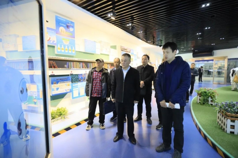 河南省發(fā)展改革委價(jià)調(diào)處副處長(zhǎng)馬冰一行蒞臨花花牛乳業(yè)集團(tuán)參觀(guān)調(diào)研